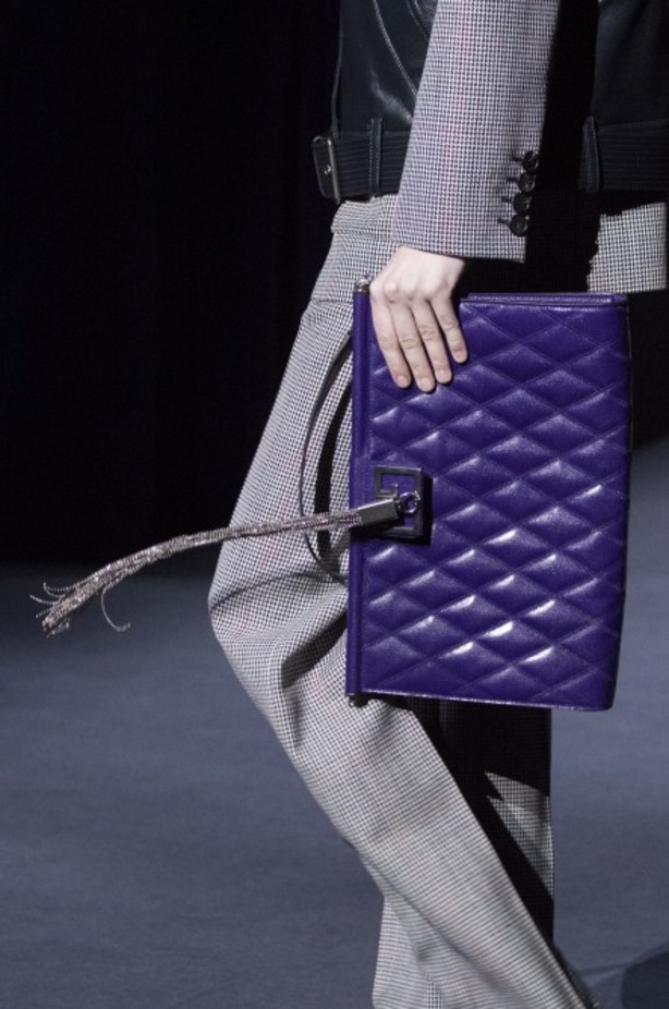 أزياء جيفنشي تظهر شخصية المرأة العملية والقوية