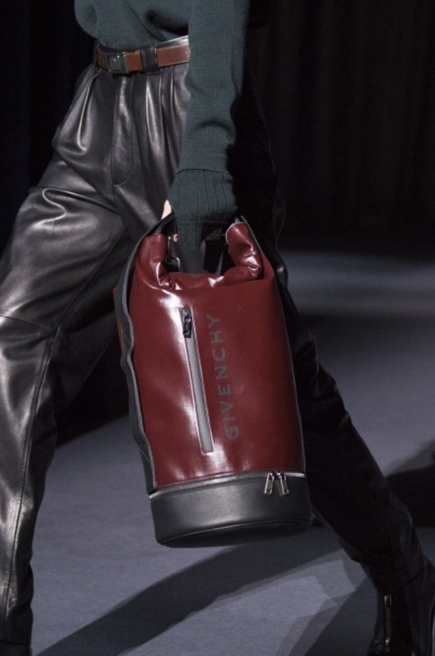 أزياء جيفنشي تظهر شخصية المرأة العملية والقوية