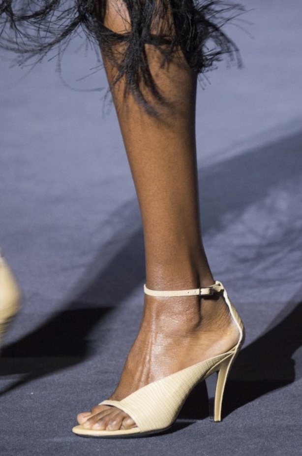 أزياء جيفنشي تظهر شخصية المرأة العملية والقوية