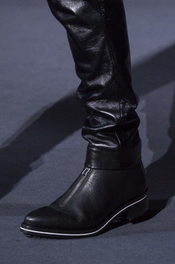 أزياء جيفنشي تظهر شخصية المرأة العملية والقوية