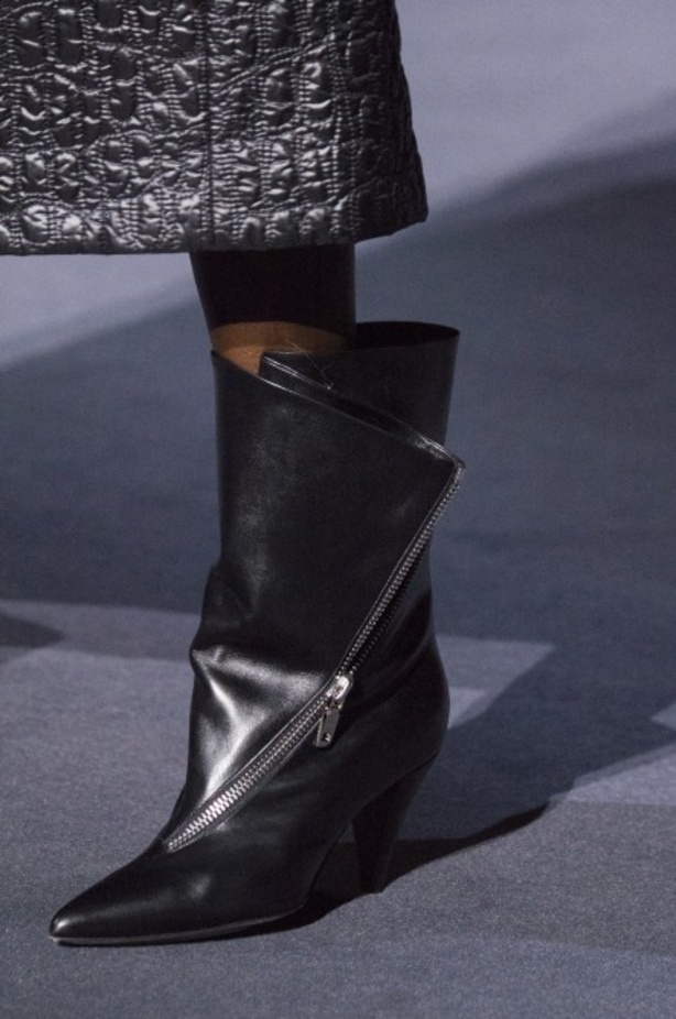 أزياء جيفنشي تظهر شخصية المرأة العملية والقوية