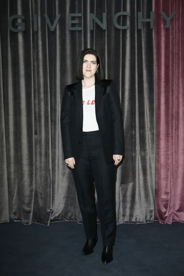 أزياء جيفنشي تظهر شخصية المرأة العملية والقوية