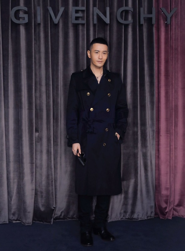 أزياء جيفنشي تظهر شخصية المرأة العملية والقوية