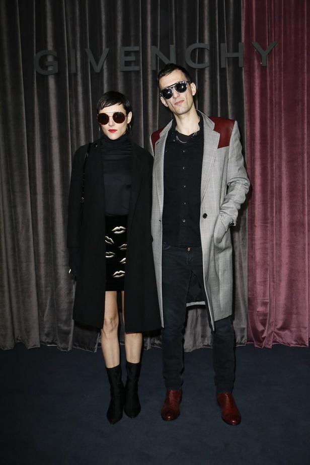 أزياء جيفنشي تظهر شخصية المرأة العملية والقوية