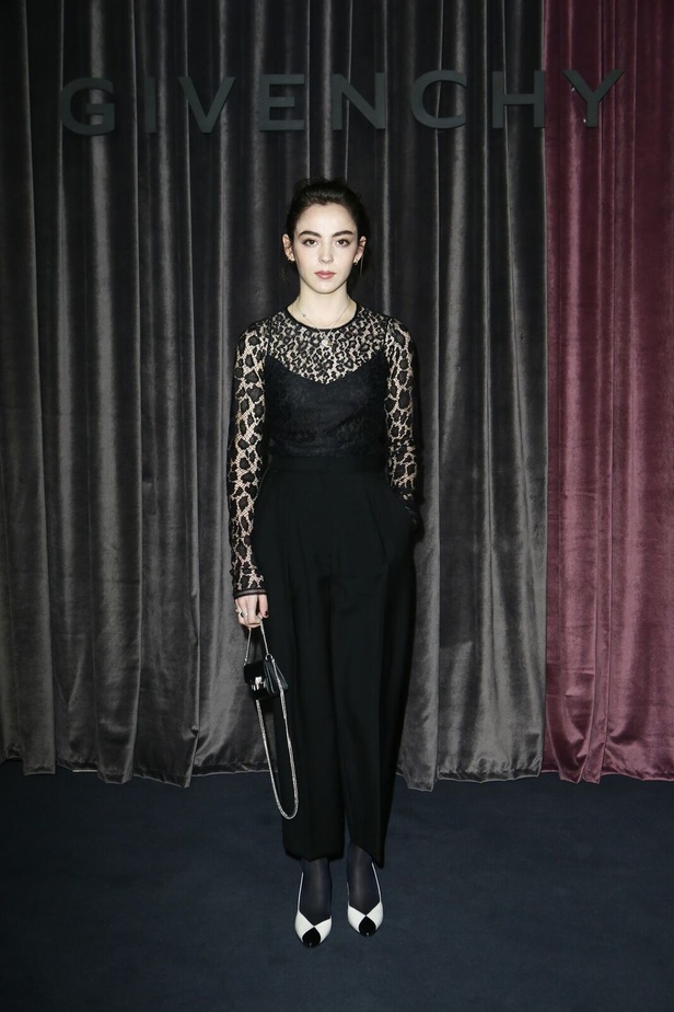 أزياء جيفنشي تظهر شخصية المرأة العملية والقوية