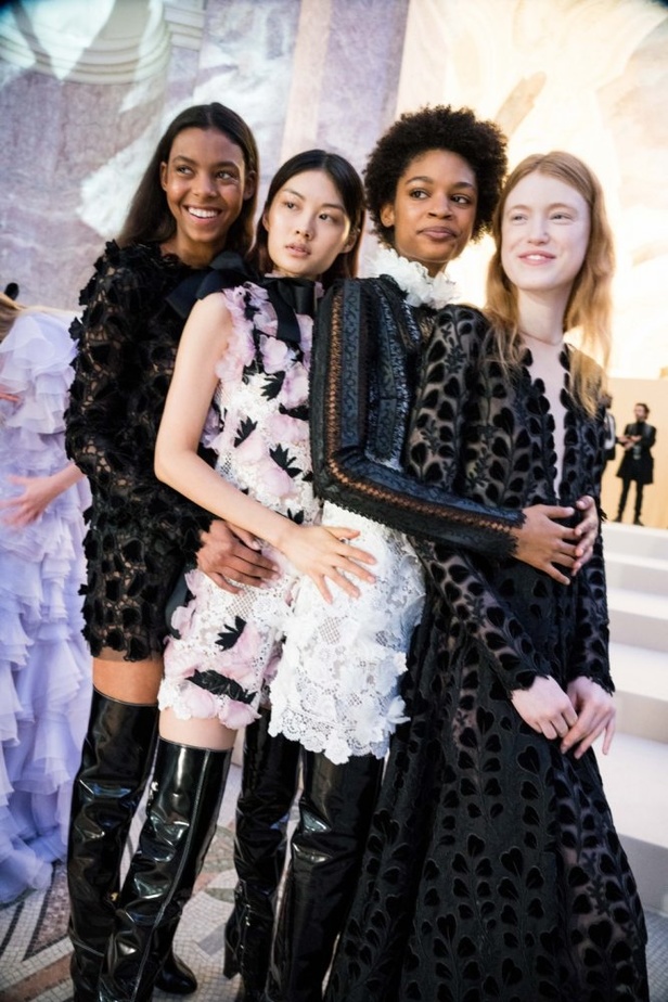 مجموعة Giambatista Valli من الألبسة الفاخرة لربيع وصيف 2018