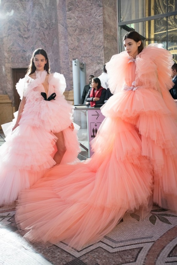 مجموعة Giambatista Valli من الألبسة الفاخرة لربيع وصيف 2018