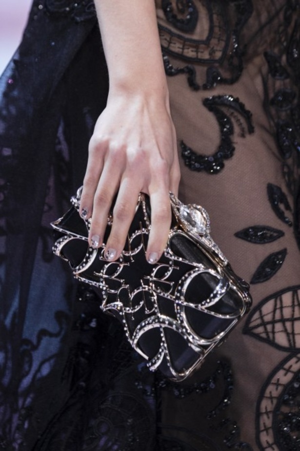 ايلي صعب يحتفل بالحياة في مجموعته لربيع وصيف 2018