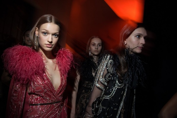 ايلي صعب يحتفل بالحياة في مجموعته لربيع وصيف 2018