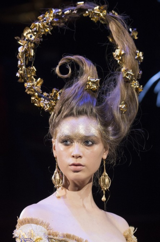 مجموعة Guo Pei للأزياء الفاخرة لربيع ٢٠١٨ !