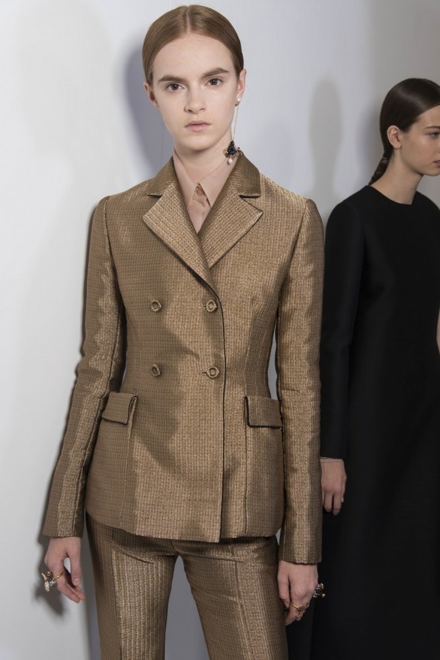 الأنوثة والأناقة.. عنوانا مجموعة دار Dior للهوت كوتور لخريف وشتاء 2018 - 2019 