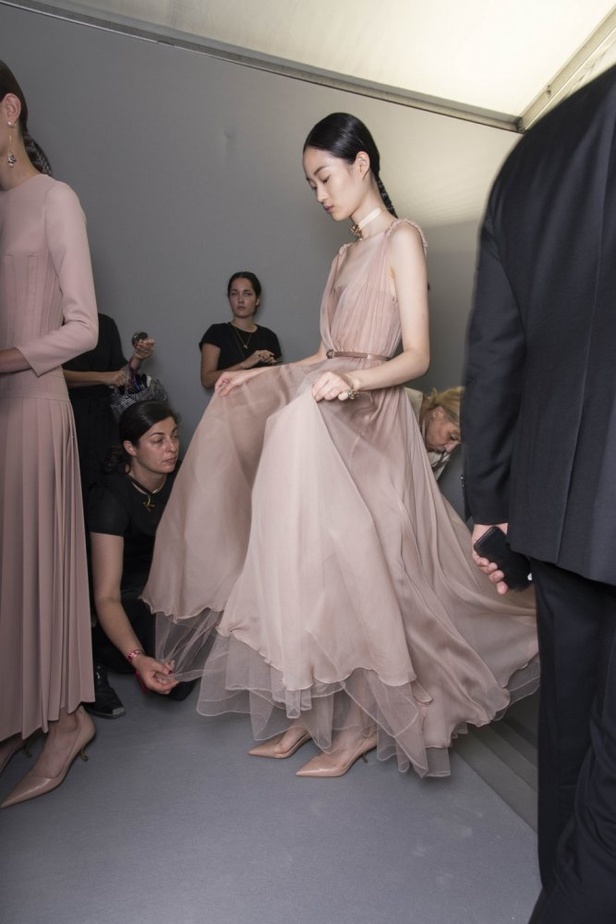 الأنوثة والأناقة.. عنوانا مجموعة دار Dior للهوت كوتور لخريف وشتاء 2018 - 2019 