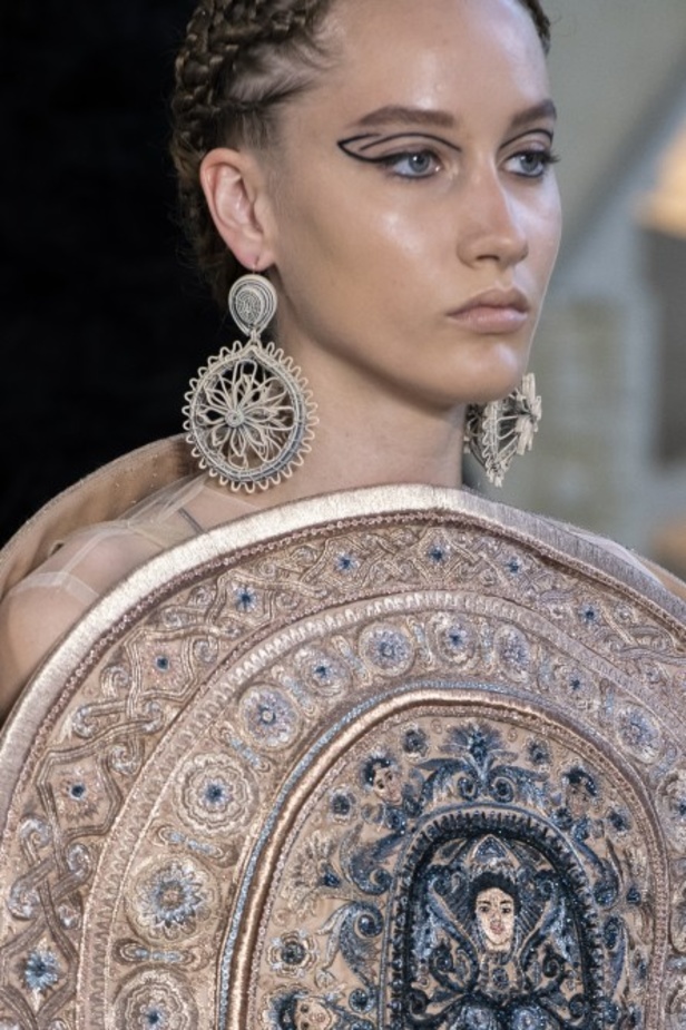 مجموعة Guo Pei للأزياء الفاخرة لخريف ٢٠١٨ !