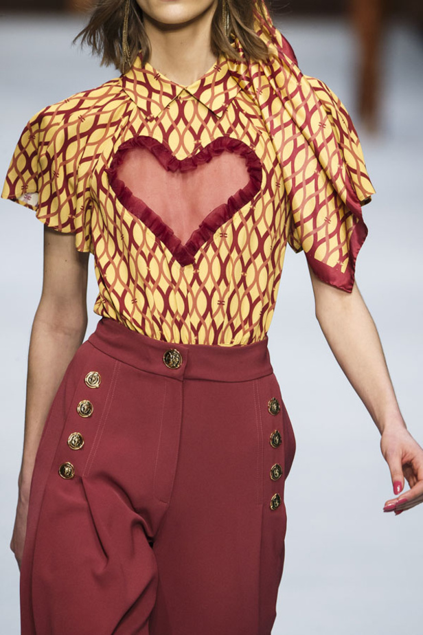  المرأة من قوة وإصرار مع مجموعة Elisabetta Franchi 