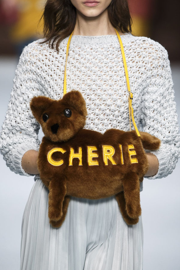  المرأة من قوة وإصرار مع مجموعة Elisabetta Franchi 