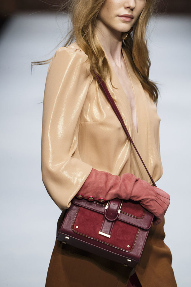  المرأة من قوة وإصرار مع مجموعة Elisabetta Franchi 