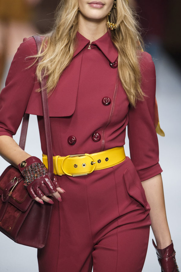  المرأة من قوة وإصرار مع مجموعة Elisabetta Franchi 