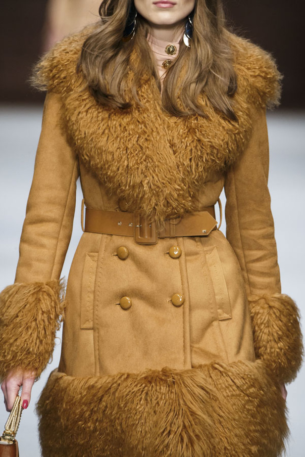  المرأة من قوة وإصرار مع مجموعة Elisabetta Franchi 