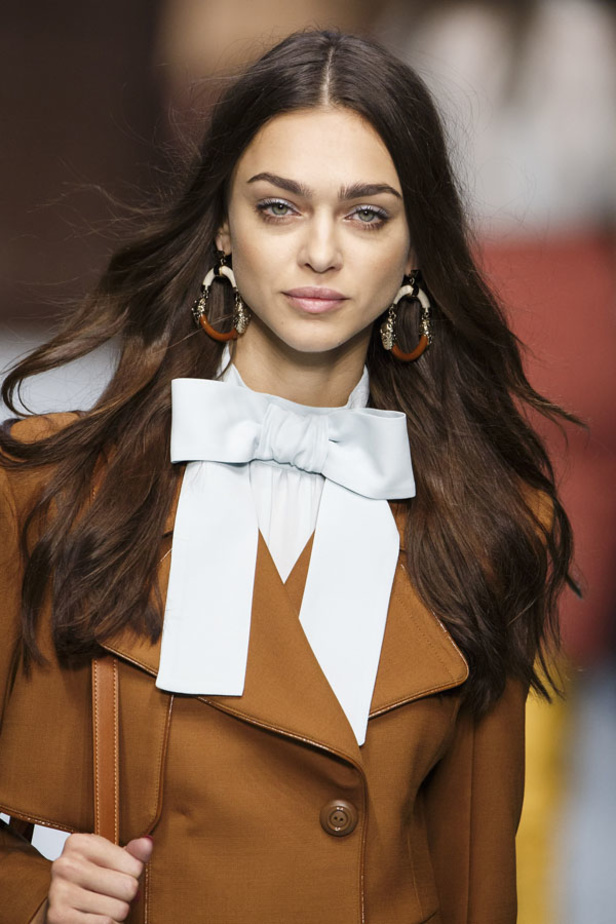  المرأة من قوة وإصرار مع مجموعة Elisabetta Franchi 