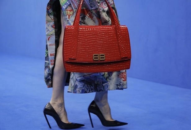 اسبوع الموضة في باريس 2019 مجموعة BALENCIAGA للألبسة الجاهزة لربيع وصيف 2020 