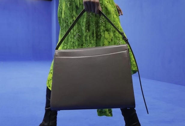 اسبوع الموضة في باريس 2019 مجموعة BALENCIAGA للألبسة الجاهزة لربيع وصيف 2020 