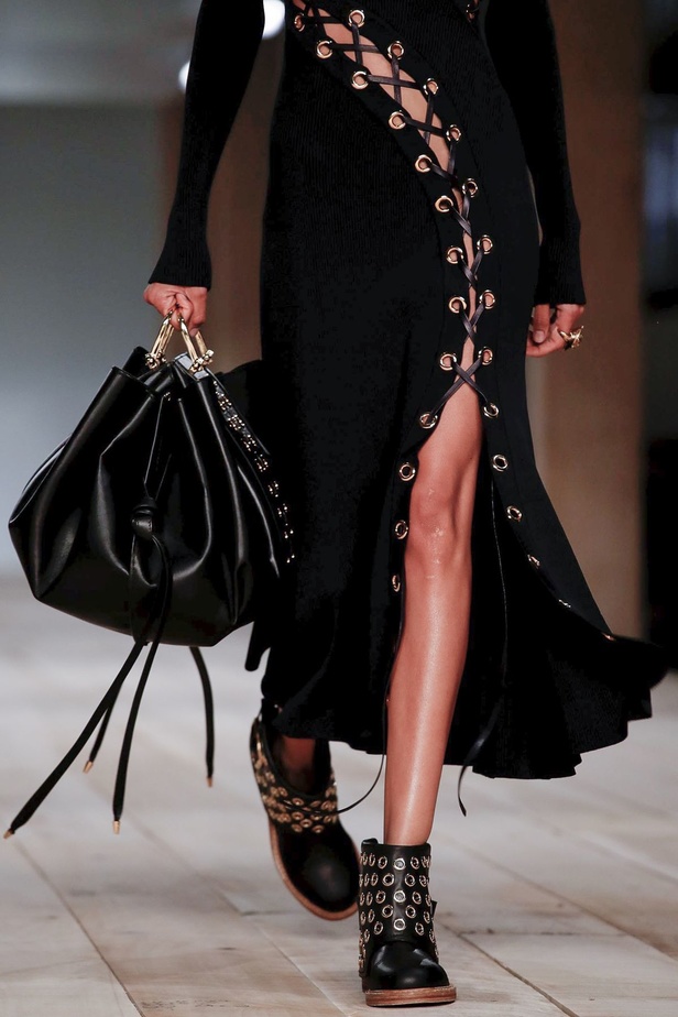 اسبوع الموضة في باريس 2019 مجموعة الملابس الجاهزة من ألكسندر ماكوين لربيع وصيف 2020