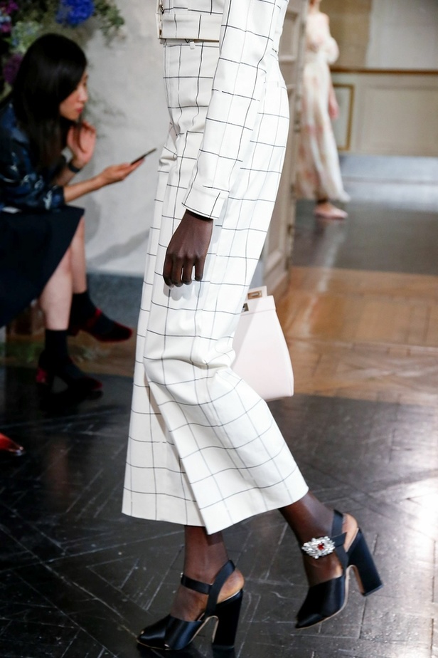 اسبوع الموضة في باريس 2019 مجموعة الالبسة الراقية من جيامباتيستا فالي لربيع وصيف 2020