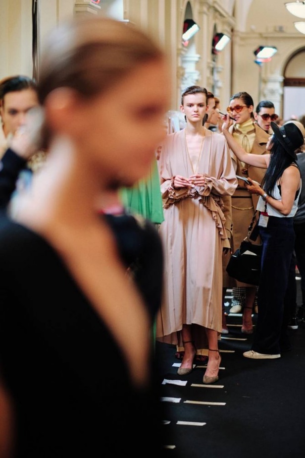 اسبوع الموضة في لندن 2019  عرض أزياء VICTORIA BECKHAM لربيع وصيف 2020