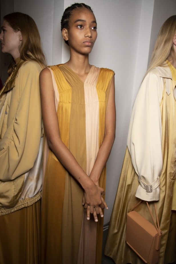 اسبوع الموضة في لندن 2019 أزياء ROKSANDA لربيع وصيف 2020