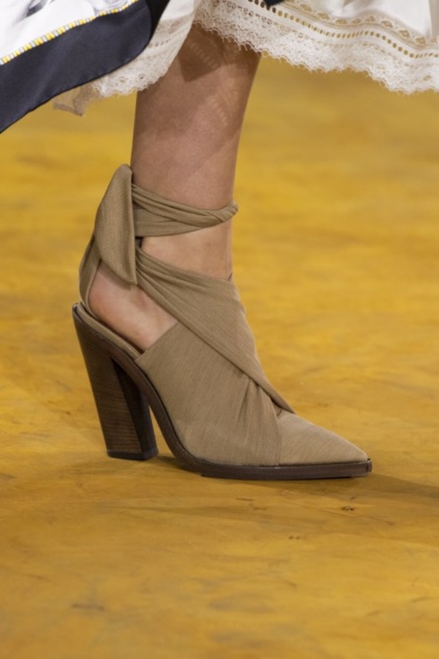 اسبوع الموضة في لندن 2019 عرض أزياء BURBERRY لربيع وصيف 2020