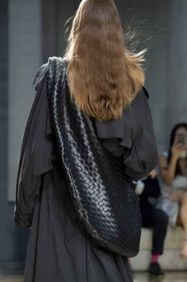 حرفية وإبداع في مجموعة Bottega Veneta لربيع وصيف 2020