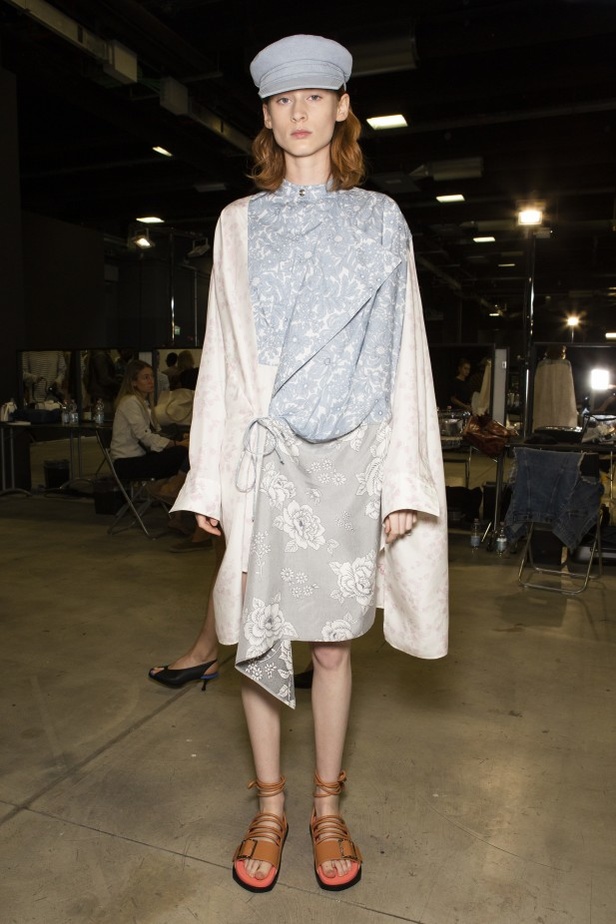 الأنوثة المفعمة بالرومانسية المعاصرة مع مجموعة Sportmax لربيع وصيف 2020