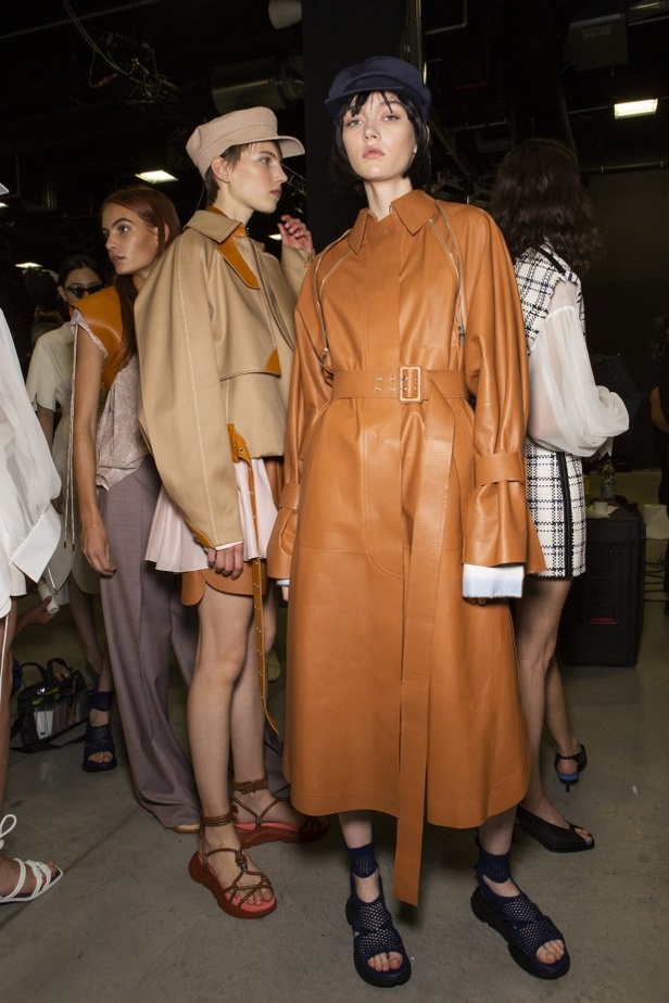 الأنوثة المفعمة بالرومانسية المعاصرة مع مجموعة Sportmax لربيع وصيف 2020