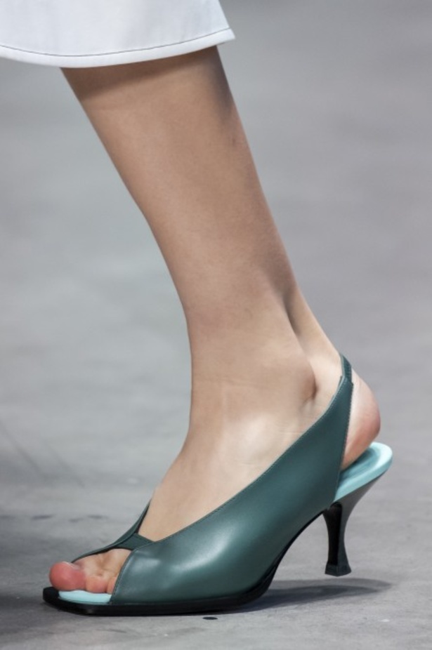 الأنوثة المفعمة بالرومانسية المعاصرة مع مجموعة Sportmax لربيع وصيف 2020