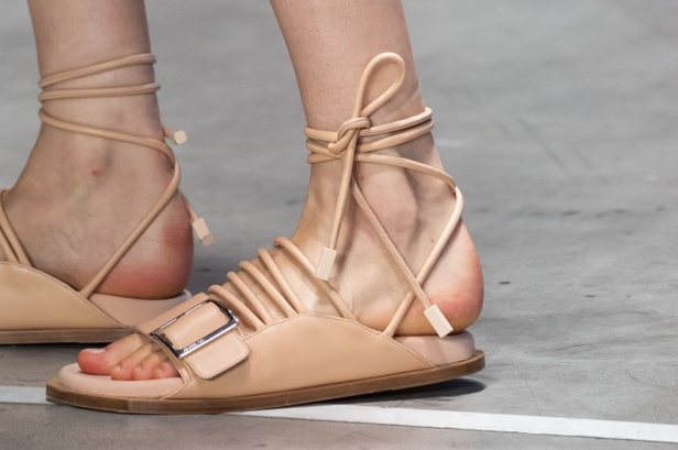 الأنوثة المفعمة بالرومانسية المعاصرة مع مجموعة Sportmax لربيع وصيف 2020