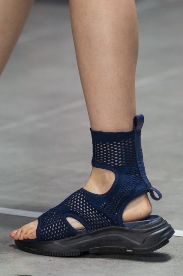 الأنوثة المفعمة بالرومانسية المعاصرة مع مجموعة Sportmax لربيع وصيف 2020