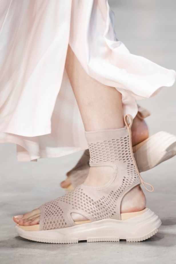 الأنوثة المفعمة بالرومانسية المعاصرة مع مجموعة Sportmax لربيع وصيف 2020