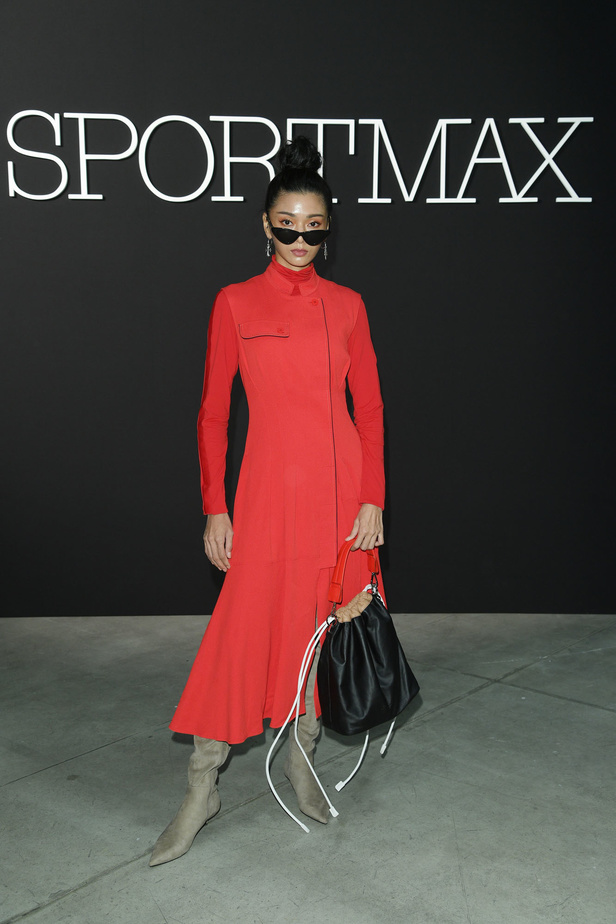 الأنوثة المفعمة بالرومانسية المعاصرة مع مجموعة Sportmax لربيع وصيف 2020