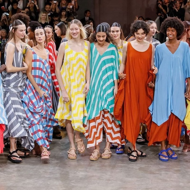 عرض مجموعة Issey Miyake ربيع وصيف 2020 