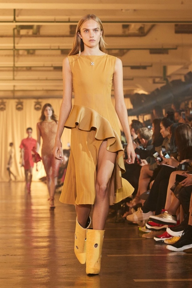 عرض مجموعة Off white بحس رياضي فاخر 