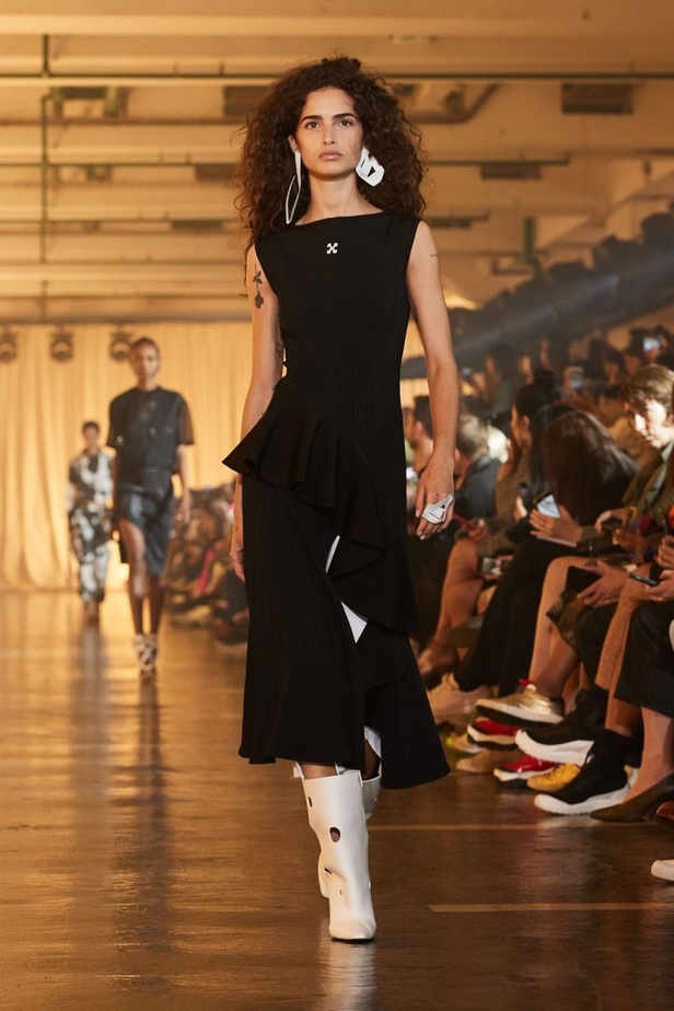 عرض مجموعة Off white بحس رياضي فاخر 