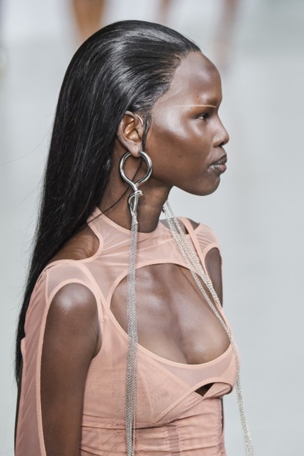 اسبوع الموضة في باريس 2019 عرض أزياء MUGLER لربيع وصيف 2020