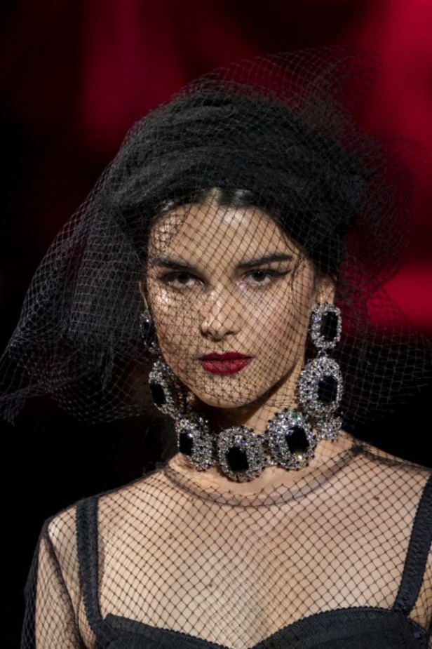 دولتشي أند غابانا تحيي موضة المرأة العصرية بتصاميمها