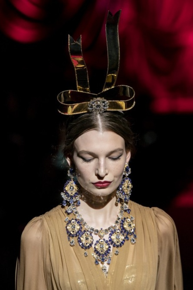 دولتشي أند غابانا تحيي موضة المرأة العصرية بتصاميمها