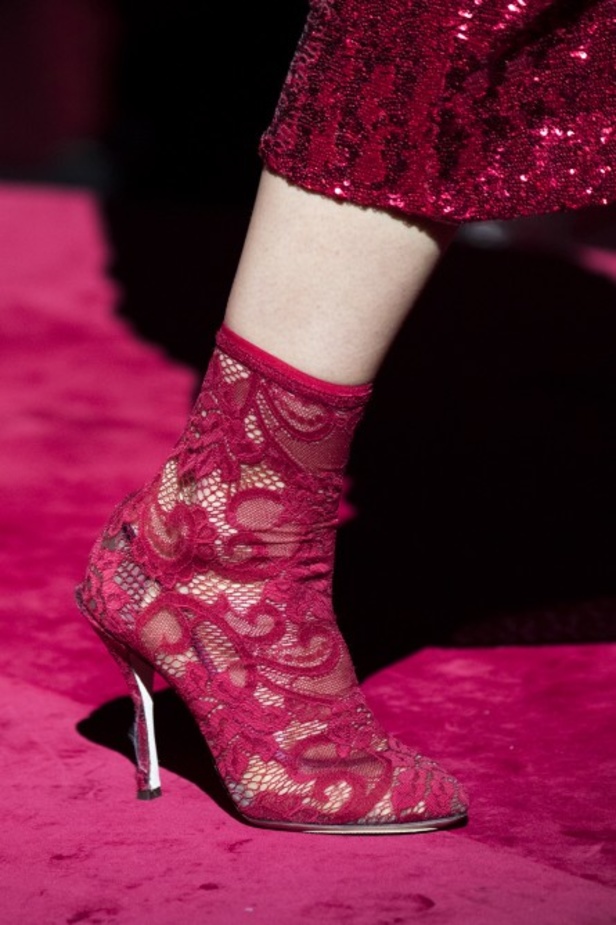 دولتشي أند غابانا تحيي موضة المرأة العصرية بتصاميمها