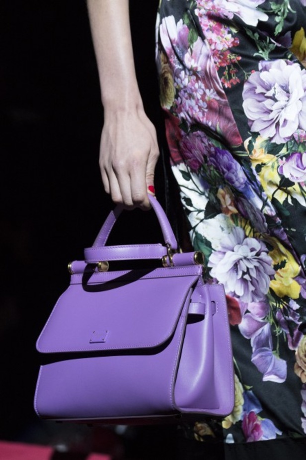 دولتشي أند غابانا تحيي موضة المرأة العصرية بتصاميمها