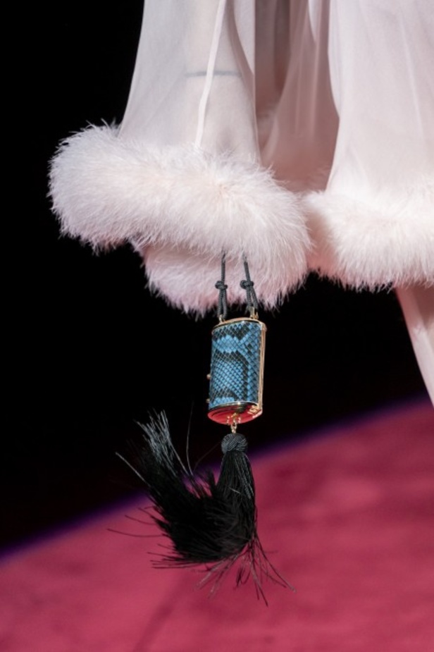 دولتشي أند غابانا تحيي موضة المرأة العصرية بتصاميمها