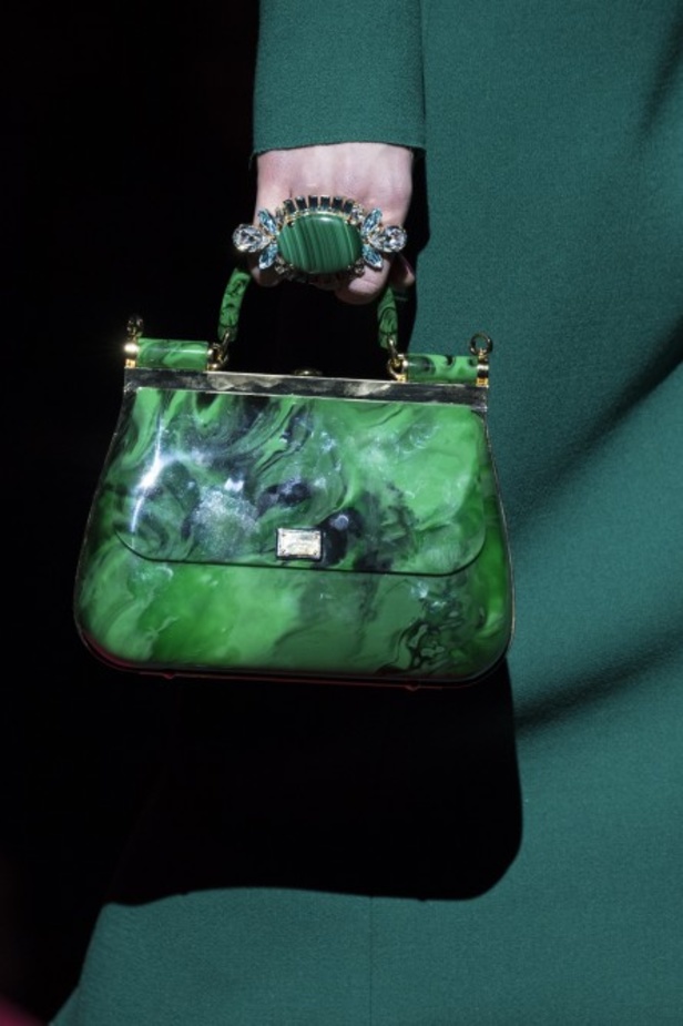 دولتشي أند غابانا تحيي موضة المرأة العصرية بتصاميمها