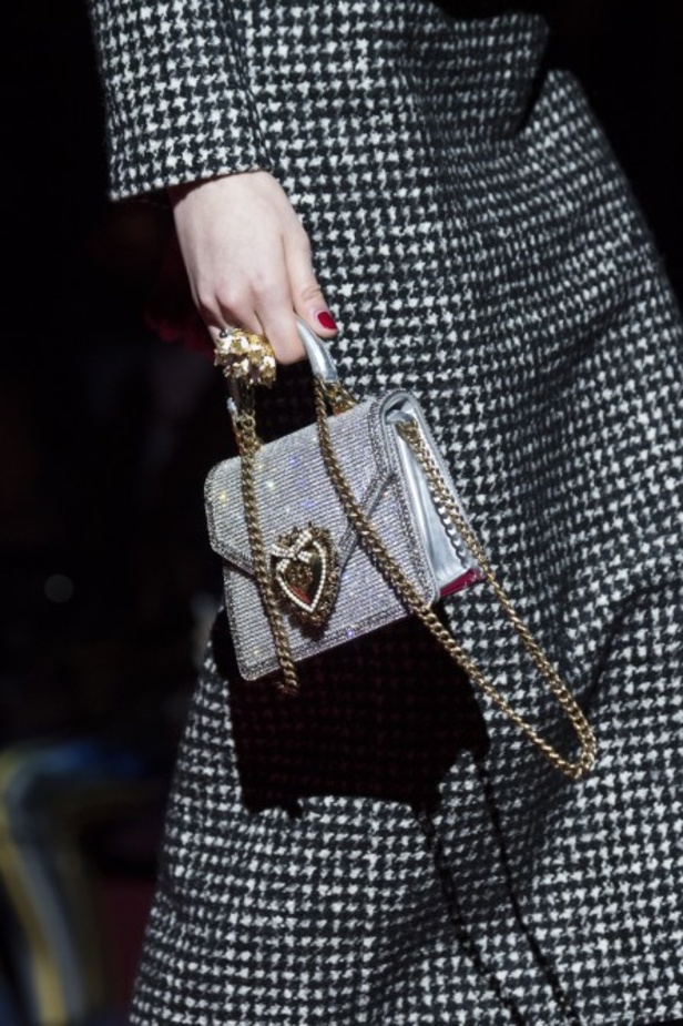 دولتشي أند غابانا تحيي موضة المرأة العصرية بتصاميمها