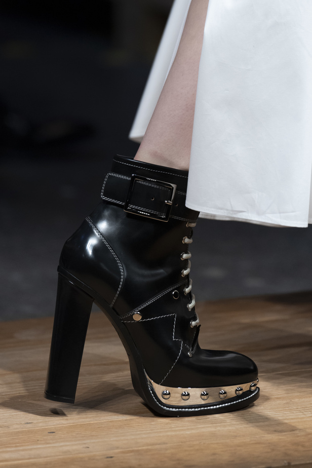 عرض أزياء ألكسندر ماكوين لموسم خريف وشتاء 2019